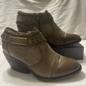 TWO LIPS Olive Green Vegan Leather Ankle Booties, Size 10